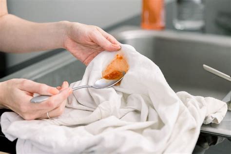 How to Remove Tomato Sauce Stains from Plastic: A Comprehensive Guide